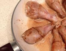 How long to fry chicken legs in a pan and in the oven?