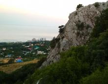 Piedra roja (Kyzyl-Tash) en Crimea (Gurzuf): un lugar de estacionamiento ideal con una carpa